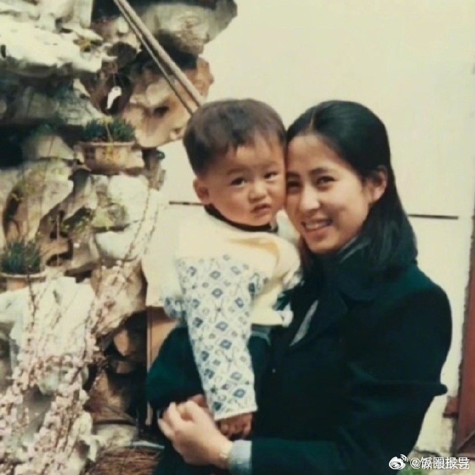 说自己高中时不算最高的，还说他“长得像妈，皮肤身高像爸”“我爸186...