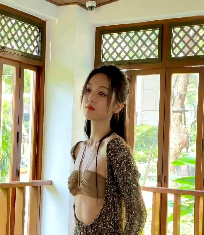 8小时防走光，比上班还累挖空裙今年火到地铁广告全是它。胸口挖到胃，腰侧透到