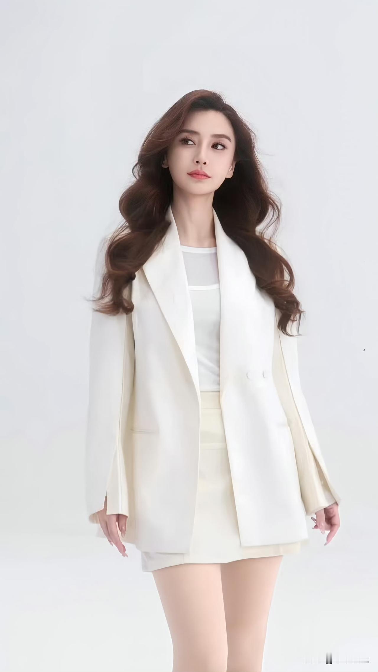 Angelababy的代言宣传照也太绝了，那叫一个丝滑！照片里她身着西装搭配丝袜
