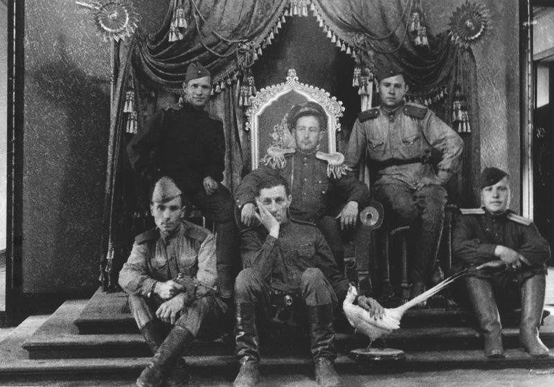 1945年，苏联摄影记者马克·雷德金和阿纳托利·叶戈罗夫与士兵们一起站在皇帝溥仪