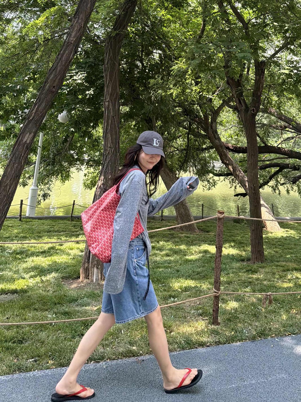 夏季牛仔裤这样穿，时髦好看！这组街拍全是牛仔穿搭实用模板，阔腿七分裤、拖地宽版