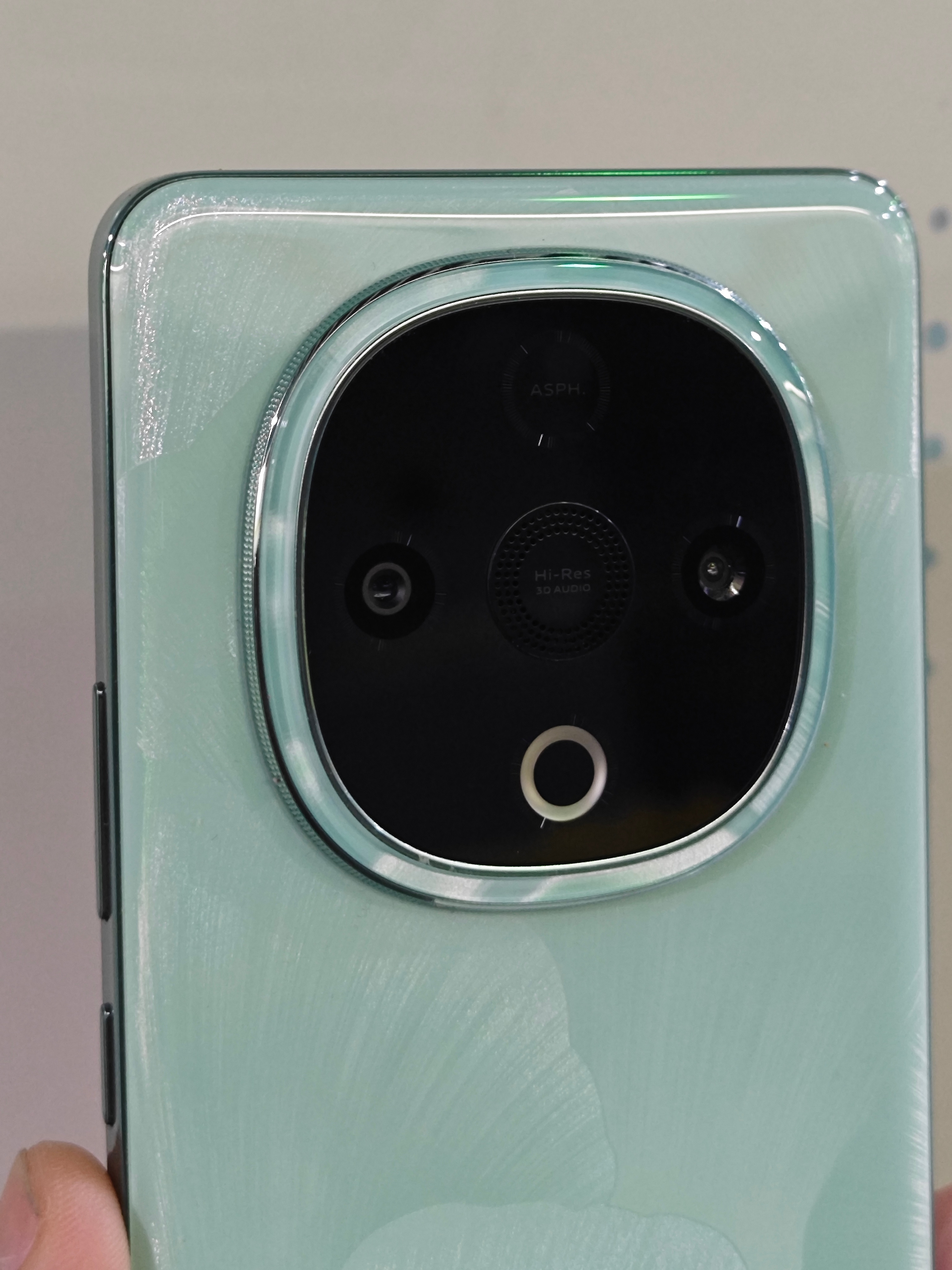 日常用这手机真的省心到戳我。续航太顶了，通勤一整天不用惦记充电，户外声音够大，听