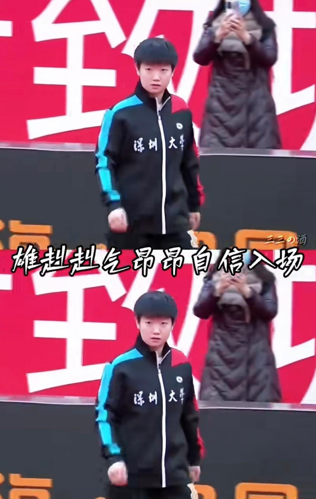 要不小杨教练说莎莎总爱出洋相。这边信誓旦旦的进场，还拽拽衣服面对观众，下面观众