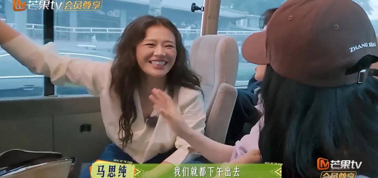 马思纯告诉陈数要休息到下午出去，陈数马上摆手，拍着马思纯的背，轻声告诉她，