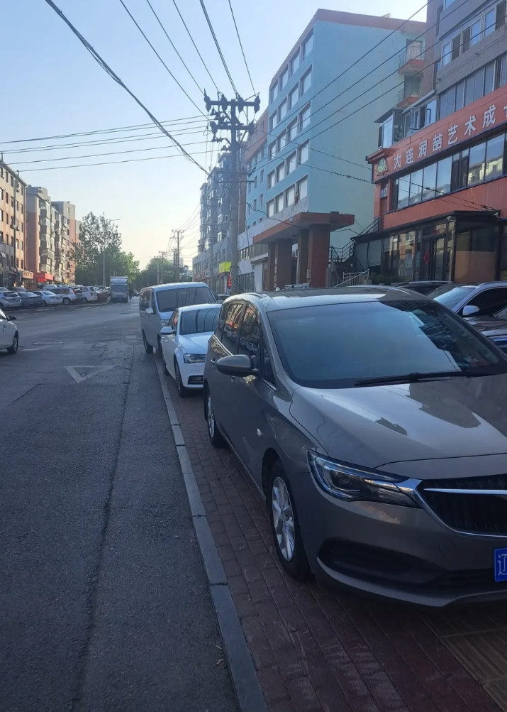 把车停在人行道上，让行人走在行车道上，这是大连很多地方目前的现状！加之城投将大量