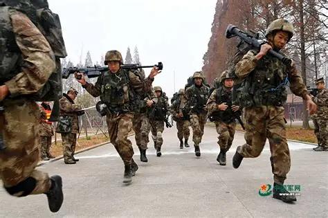 懂行的都知道，重型合成旅已经是解放军陆军现代化里公认的天花板配置。99A领衔装甲