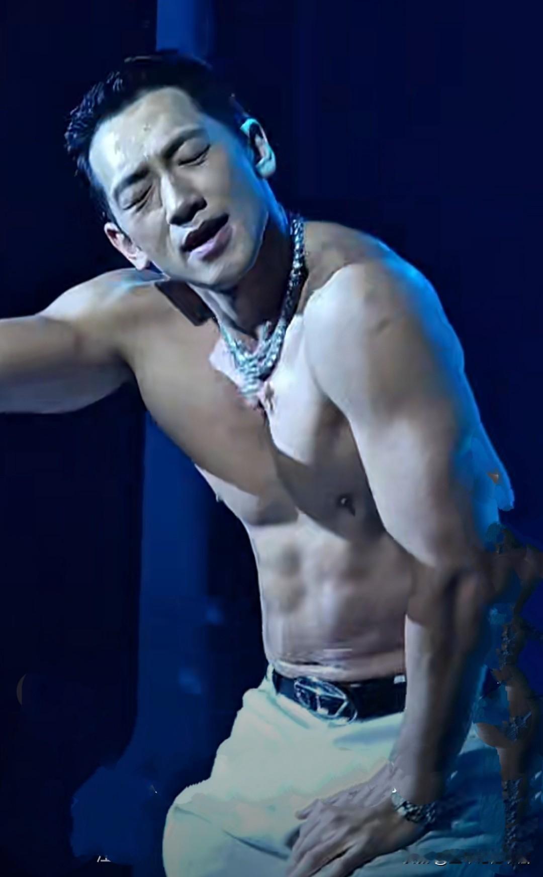 亚洲舞王郑智薰演唱会大秀肌肉，健壮胸肌，八块腹肌，完美的身材，发达的肌肉，小麦色