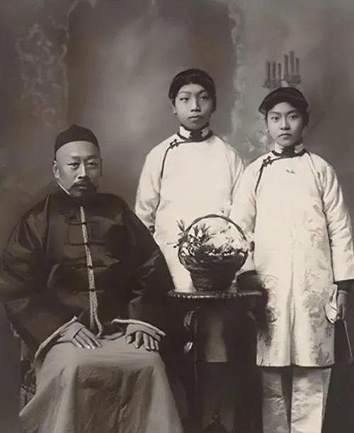 1919年，61岁的康有为娶了18岁的张光，几年后，康有为的身体就不行了。于是他