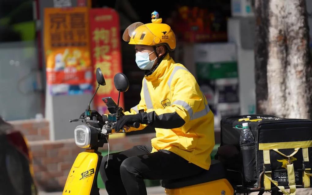 北京一外卖老哥被发现猝死家中，家属找平台赔偿，平台说双方未签署劳动合同，拒绝赔偿