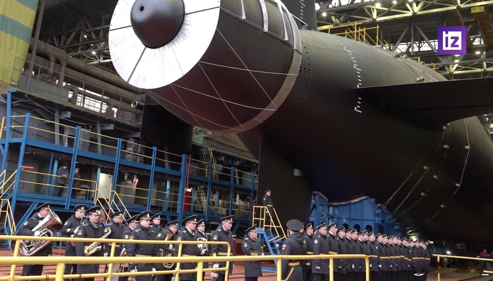 俄海军“哈巴罗夫斯克”号特种核潜艇昨天在北德文斯克举行下水仪式。此艇型号为098