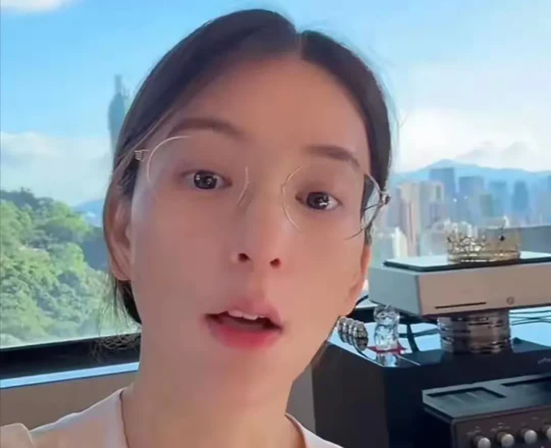 方媛早起给女儿做早餐，她做的早餐是寿司卷，做得有模有样。方媛大女儿上小学