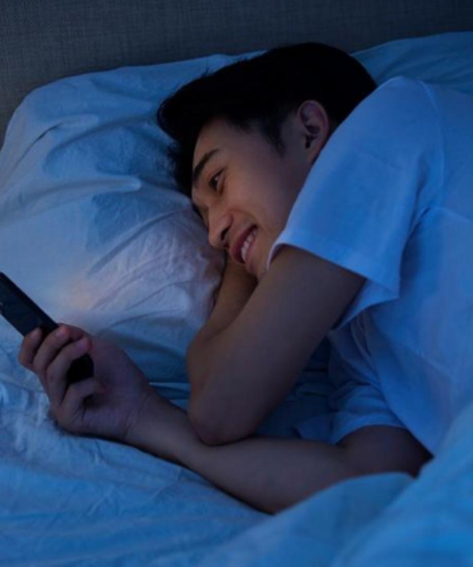 “悲剧还是发生了！”近日，河南郑州，00后小伙关灯后长时间看手机，突然他感觉两眼