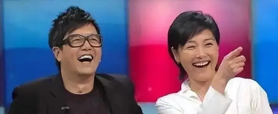 56岁张延离婚后首晒21岁女儿合照，等女儿成年才办手续。她把整个家稳稳地撑到女儿考上大学，把所有的风