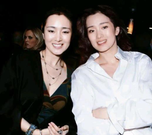 一张照片，我盯了一整晚。愣是没分清，哪个是巩俐，哪个是替身周显欣。2002年