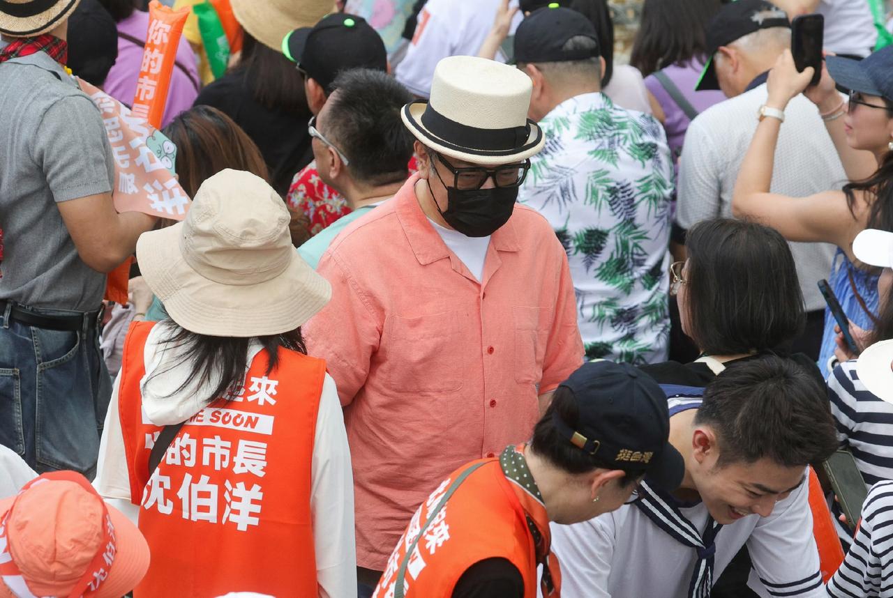 当年黄渤去台湾金马奖颁奖的视频又看了，当时蔡康永怼他：这是我家不是你家……场