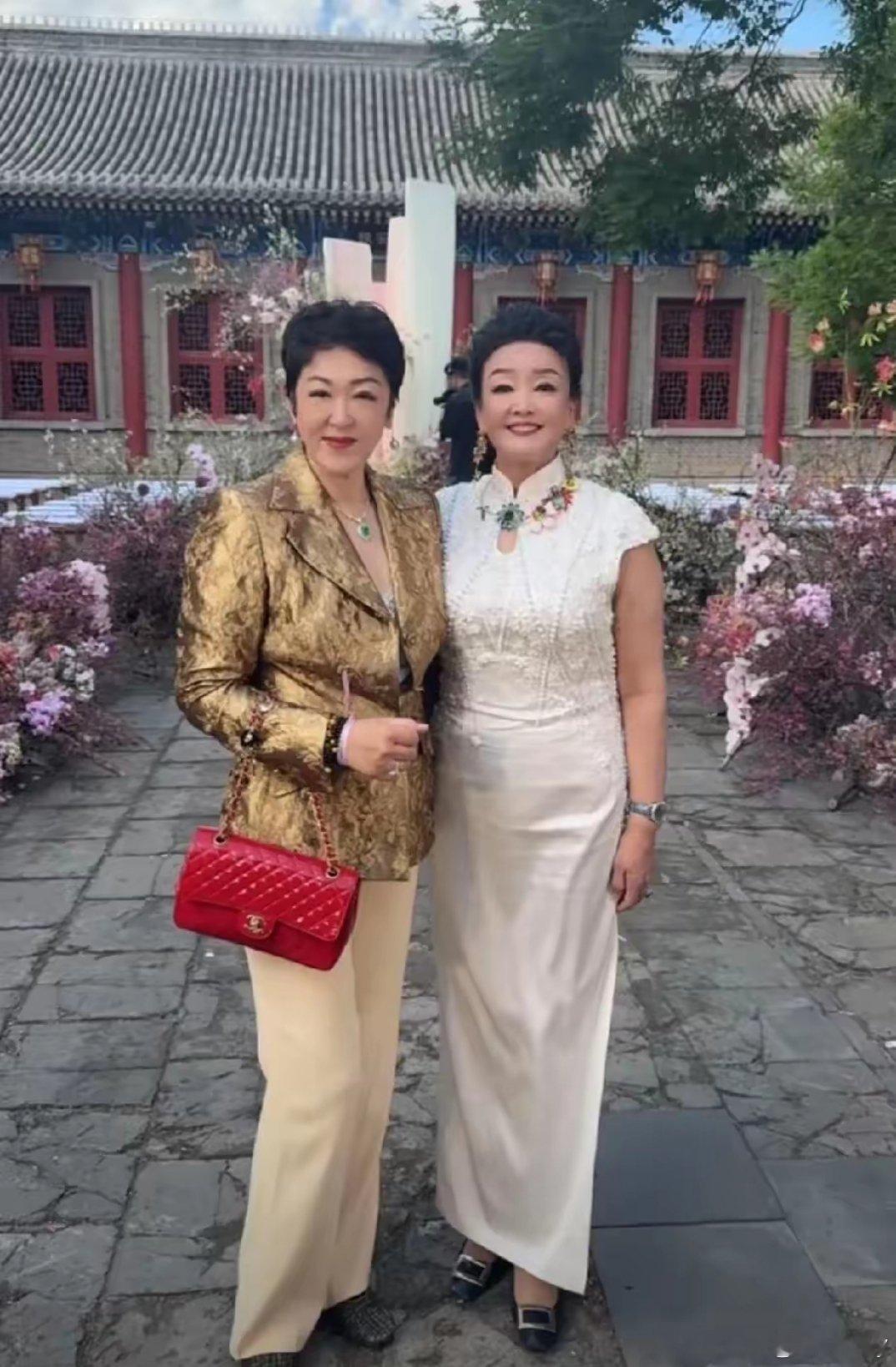 终于看到汪小菲的婚礼现场​张兰闺密发布的​张兰这白旗袍挺好看​气质气场轻松拿捏​
