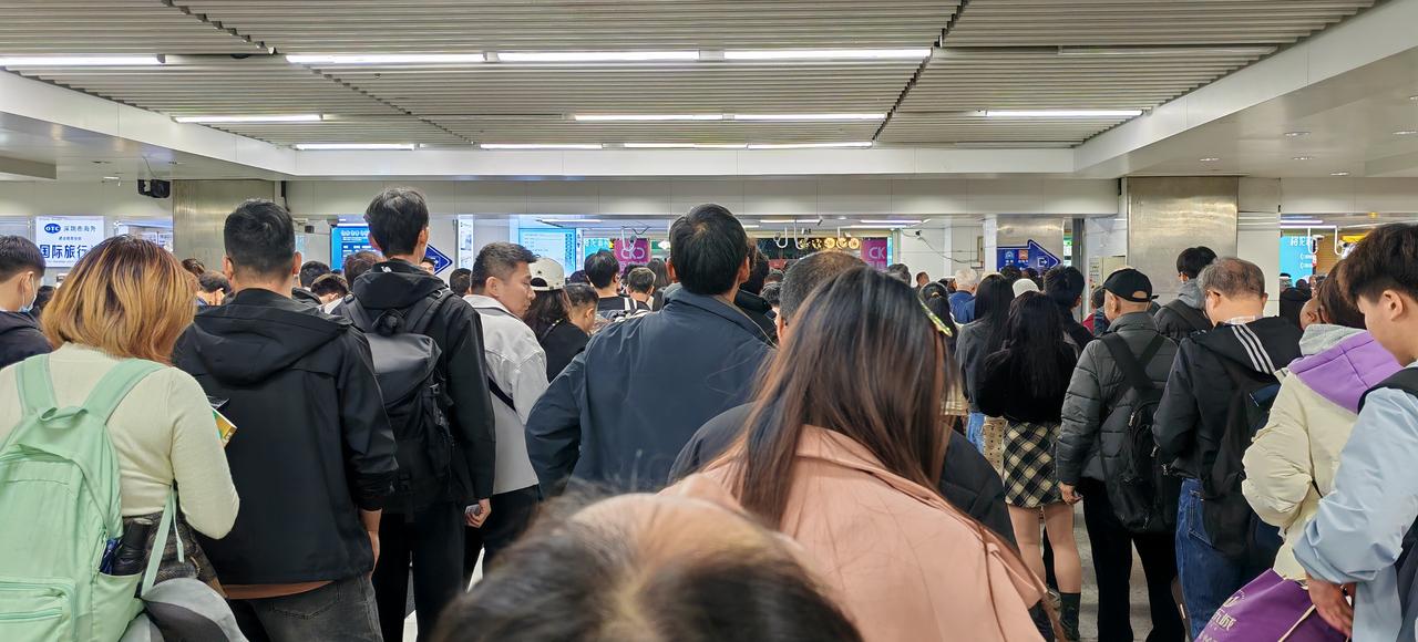 一半的人不结婚了。676.3万对背后，藏着一个扎心真相。676.3万对。20