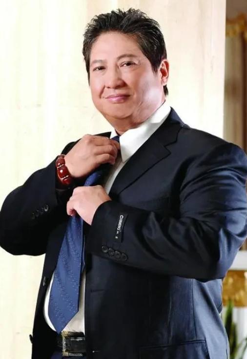 主持人问洪金宝:“你这么胖，是不是身体代谢的问题？”洪金宝说:“我的胖是吃出来的