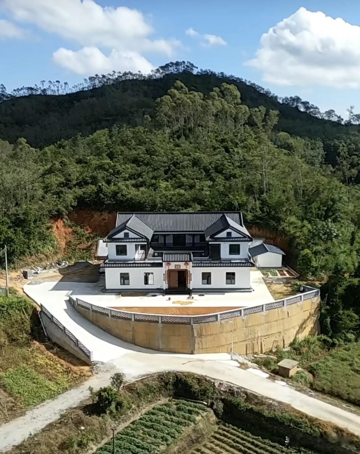 广东大山里105岁师傅选址盖的四合院，门口的围墙地基也提高很多，比公路高了2