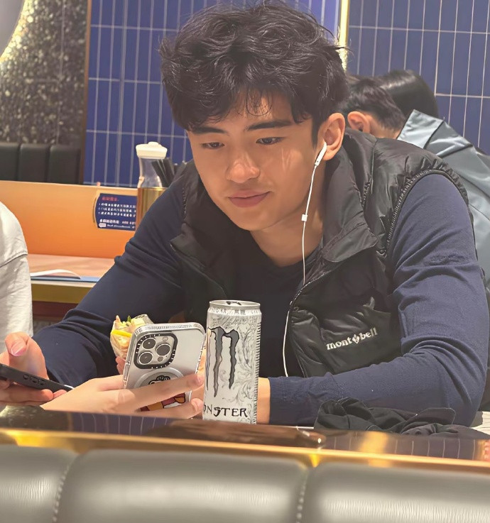 张柏芝18岁大儿子现身香港餐馆吃饭，他的颜值很高，皮肤偏黑，五官和爸爸谢霆锋好像