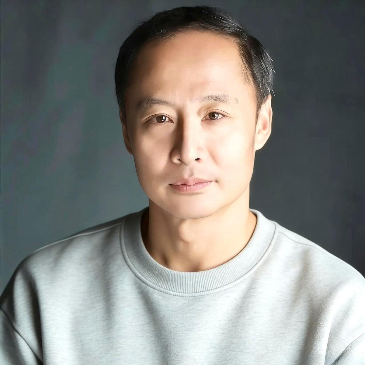 演员周野芒在一次访谈抛出一句“娶妻可以丑穷矮笨，但绝不能娶心机女”，视频上传十五