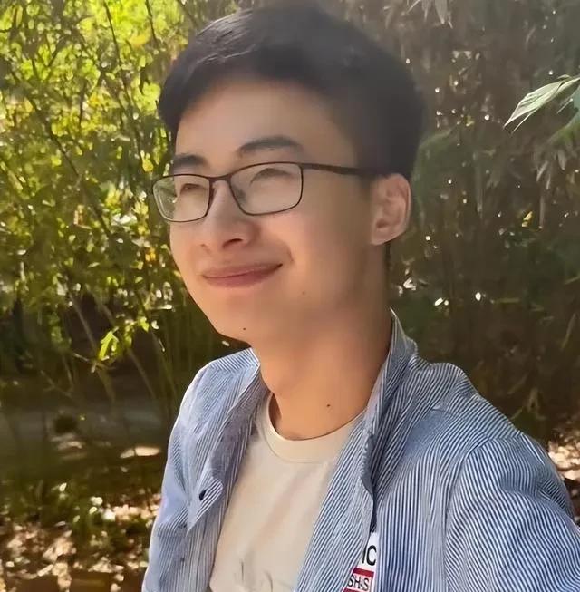庞众望小时候营养绝对跟不上，但是能长到一米八大个，这一点就已经中基因彩票了。天