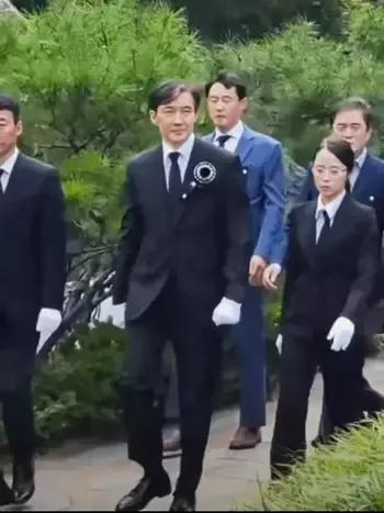 祖国革新党曹国这时候从监狱里面出来，看上去依然神采奕奕的，威风不减，看上去跟没坐