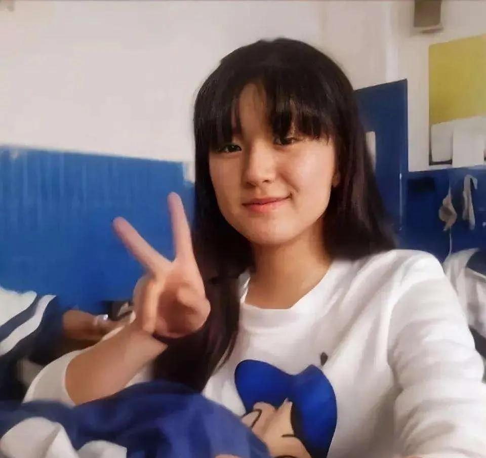 据说这是赵露思中学时的照片，大家看是她吗？一张疑似赵露思中学时期的照片流出，