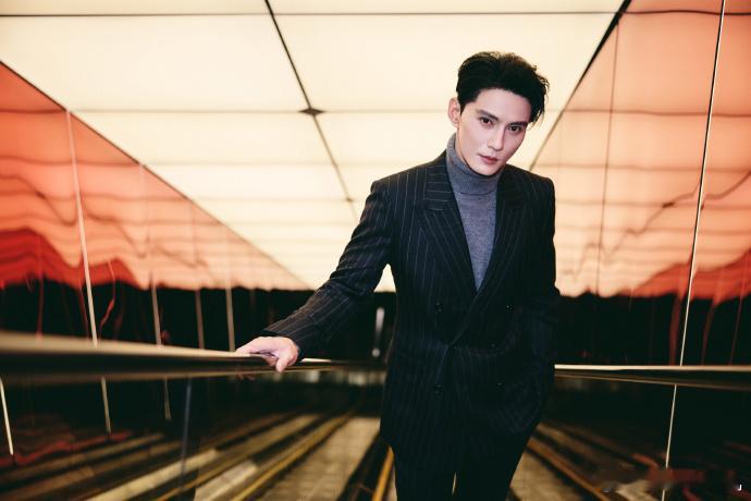 徐正溪的优雅永不过时他的微笑很有感染力，不是那种张扬的笑，而是温柔又真诚的。配