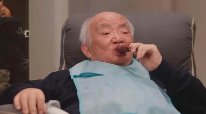 北大中文系教授、鲁迅研究专家钱理群，76岁那年卖掉北京的房子，搬进了养老院。没有