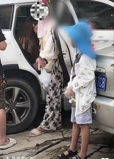 女子陪伴丈夫吃苦十几年。丈夫如今豪车华服，却带着小三吃喝玩乐。女子骑着电动车，穿