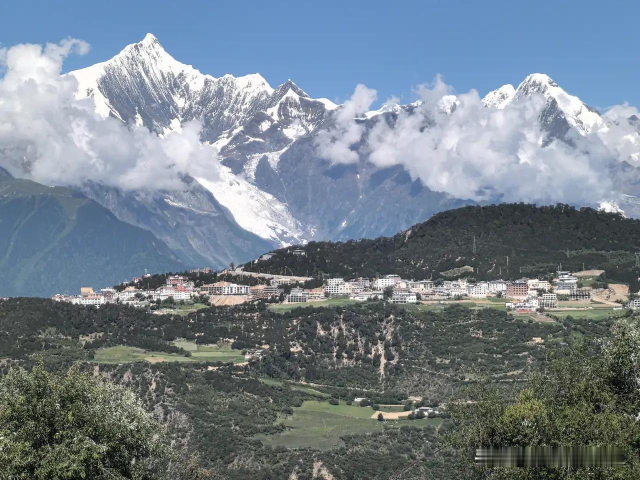 借着出差机会走了新疆多处景区，空闲时和不少当地从业者闲聊，大家的观点分成两类，却