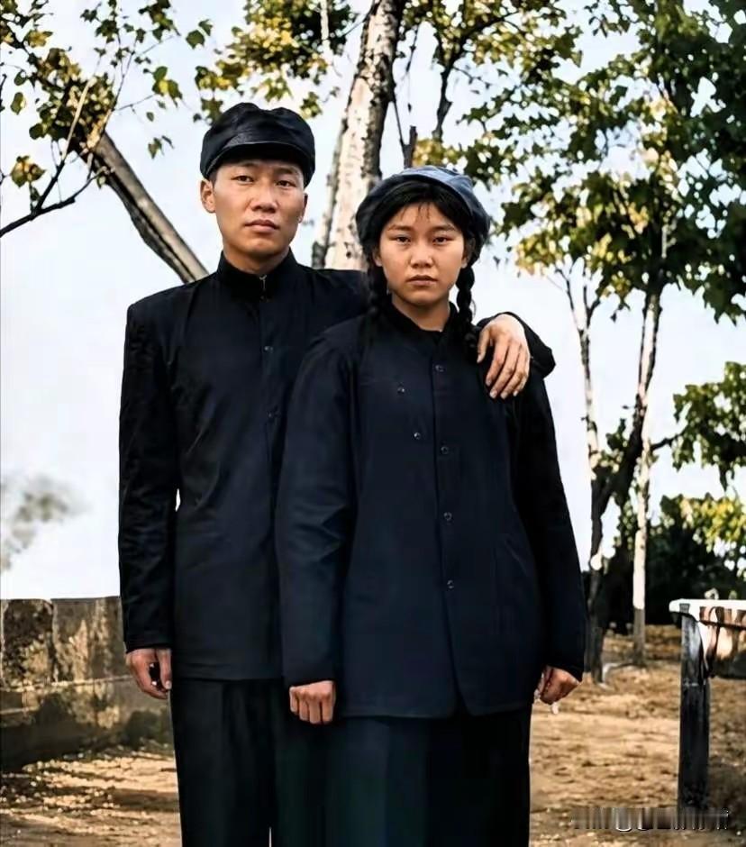 拍摄时间：1950年秋（毛岸英赴朝鲜参战前夕） 这张普通的夫妻留影，因特殊历史节