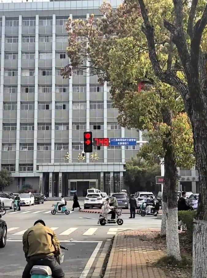 等了749秒的红绿灯，什么概念？足足12分半钟！😲刷到这条新闻的时候我直接