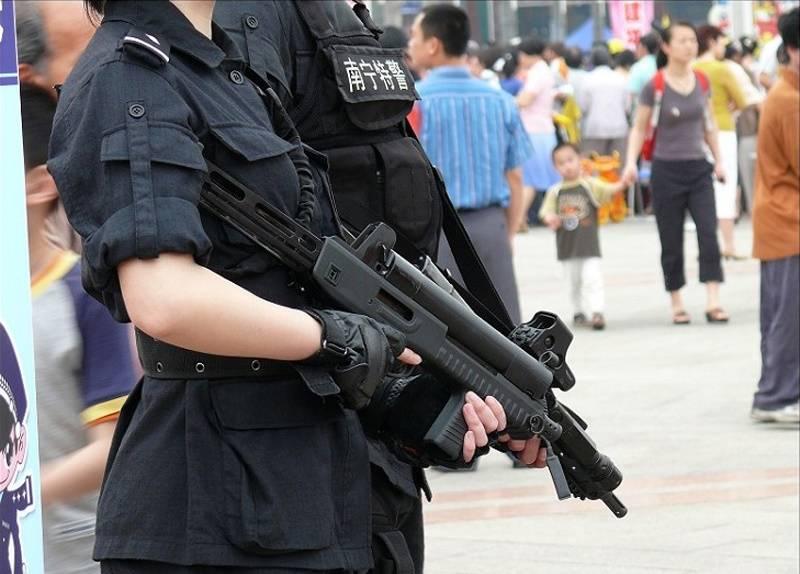 南宁特警的CF06冲锋枪