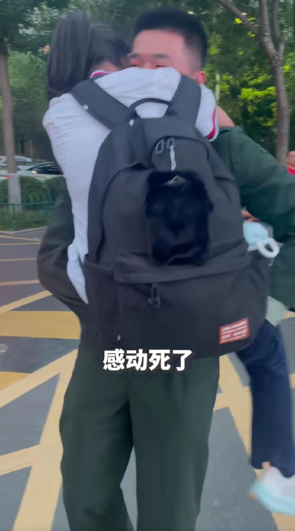 退伍回来的哥哥把妹妹宠上天了，哥哥一直守候在校门口等着接妹妹放学，妹妹放学后看到