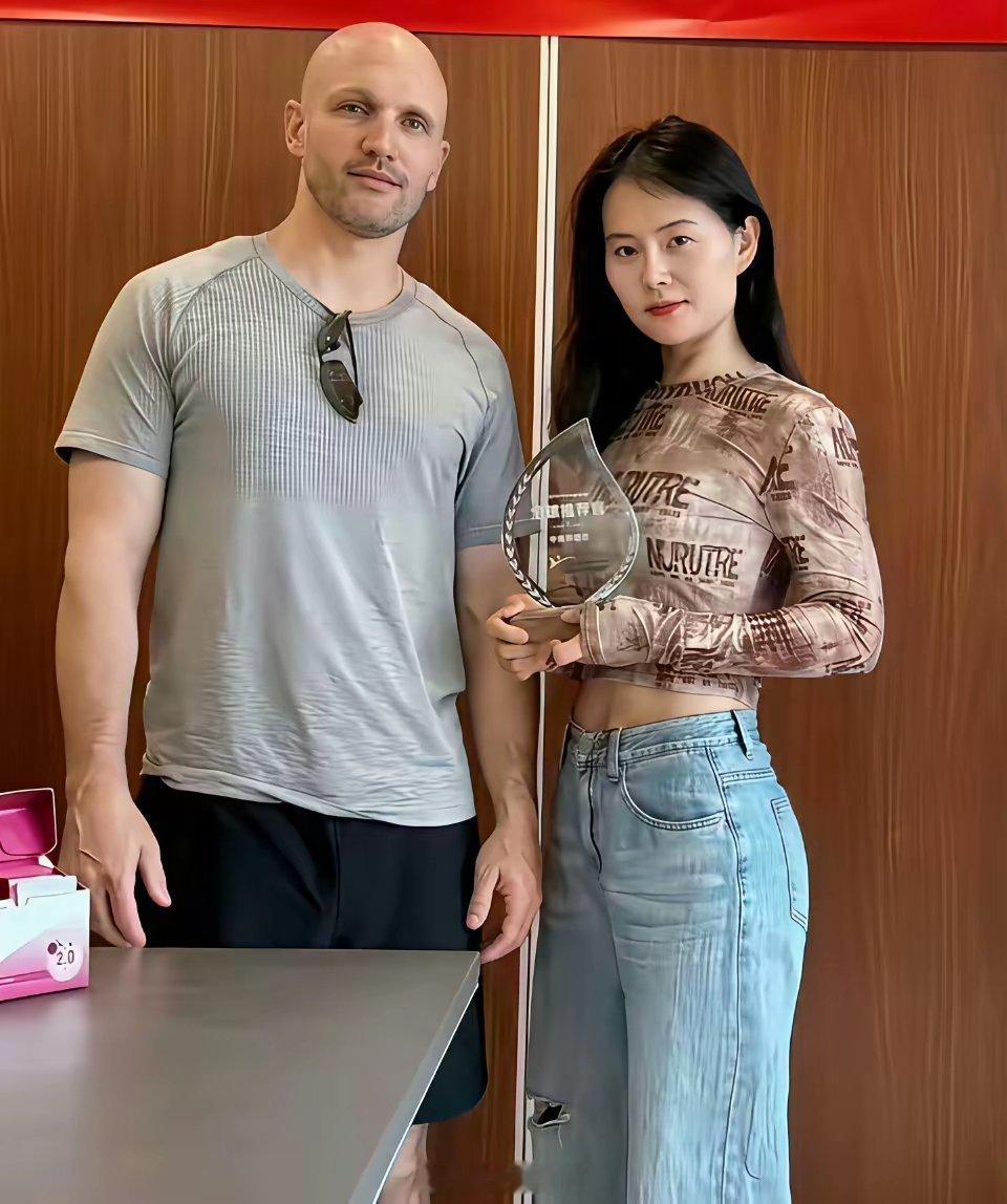 远嫁美国网红小易自曝离婚后经济困境她曾伪造老公温文尔雅、顾家形象，实际男方长