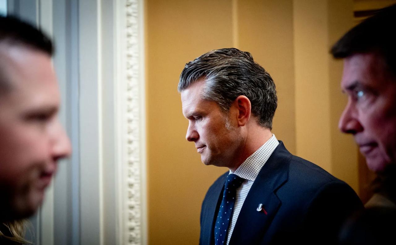 一个仅当过排长、靠福克斯主持上位的政坛门外汉，既无深厚军旅资历，也无专业国防素养