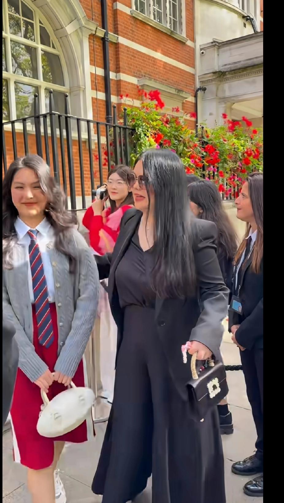 李湘现身英国接女儿王诗龄，富态优雅尽显母爱李湘现身英国某名校门口接女儿王诗