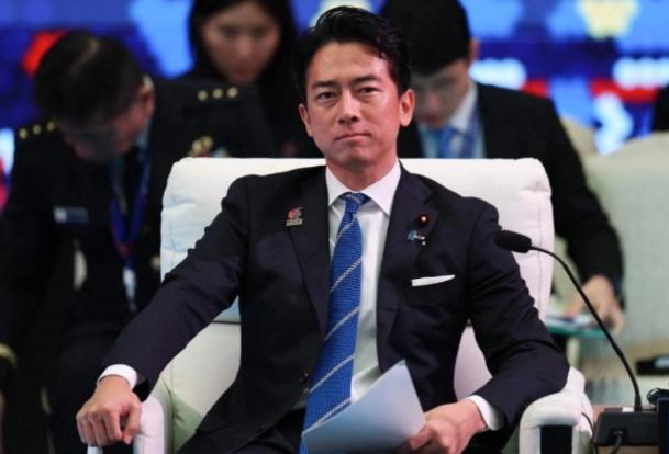 小泉进次郎的专机还没落地，中国的大门就已经焊死！但对茂木敏充，北京特意留了一道缝