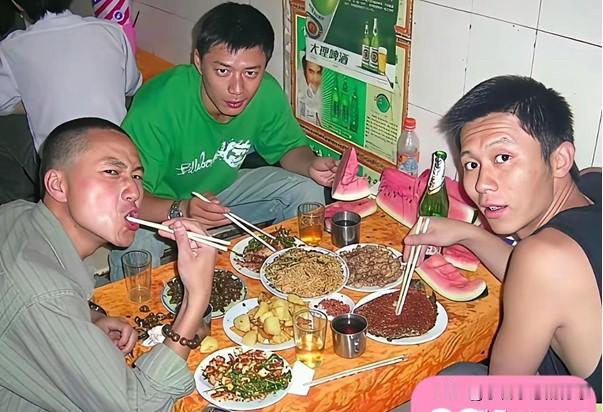 这三位男演员当年一起聚餐吃饭的时候都是默默无闻的小演员，如今都是娱乐圈里人人知晓