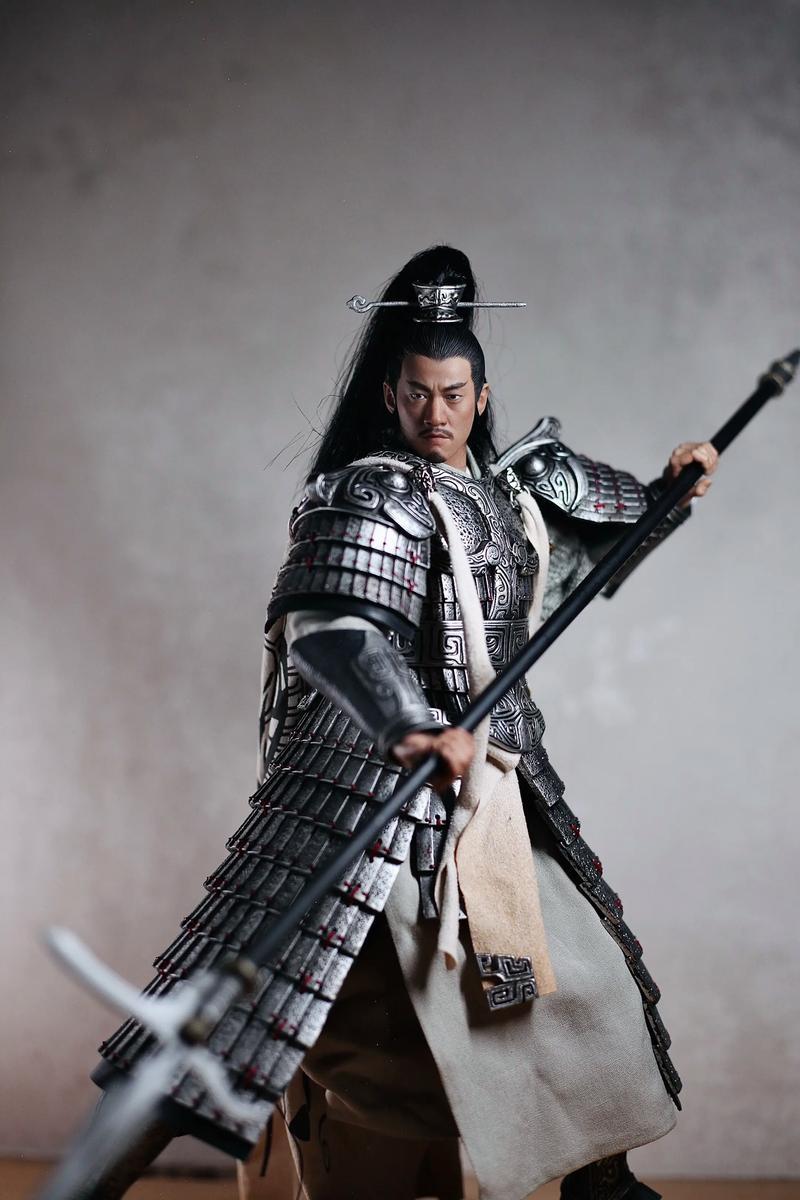 何润东版项羽近期意外翻红，成为网友热议的经典武将形象。当年他为角色增肌塑形，身披