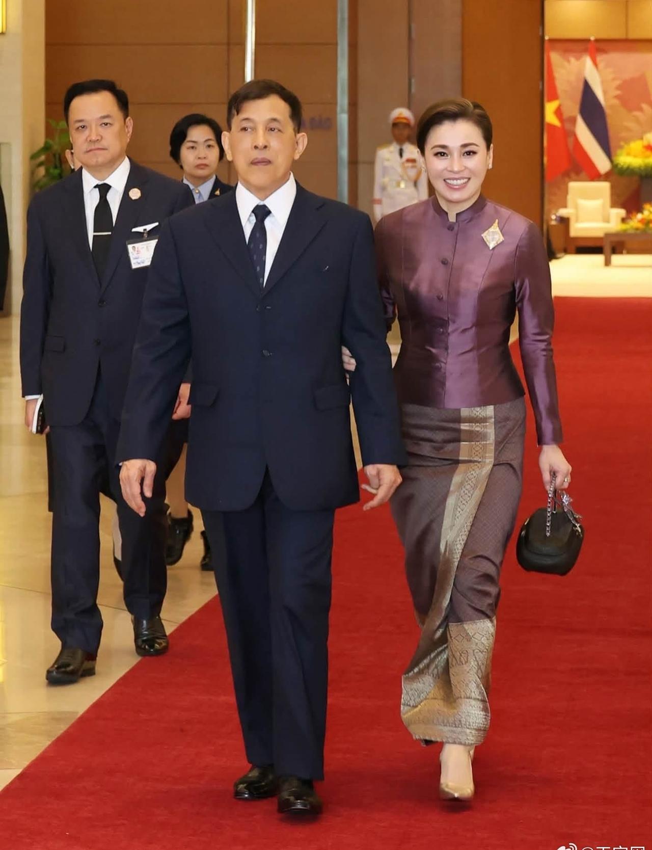 🇹🇭9月15日，哇集拉隆功国王和苏提达王后乘坐皇家车队离开河内费尔蒙酒店，前