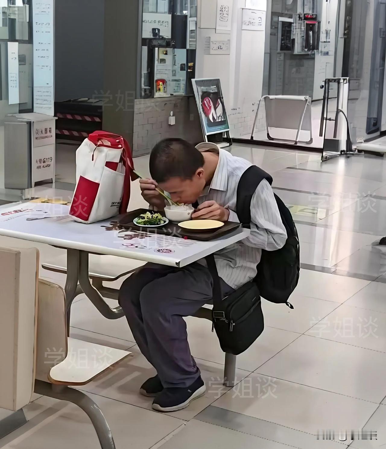 我特地查了一下韦东奕为啥这么瘦，终于找到原因了，跟吃馒头无关原来，他患有牙周