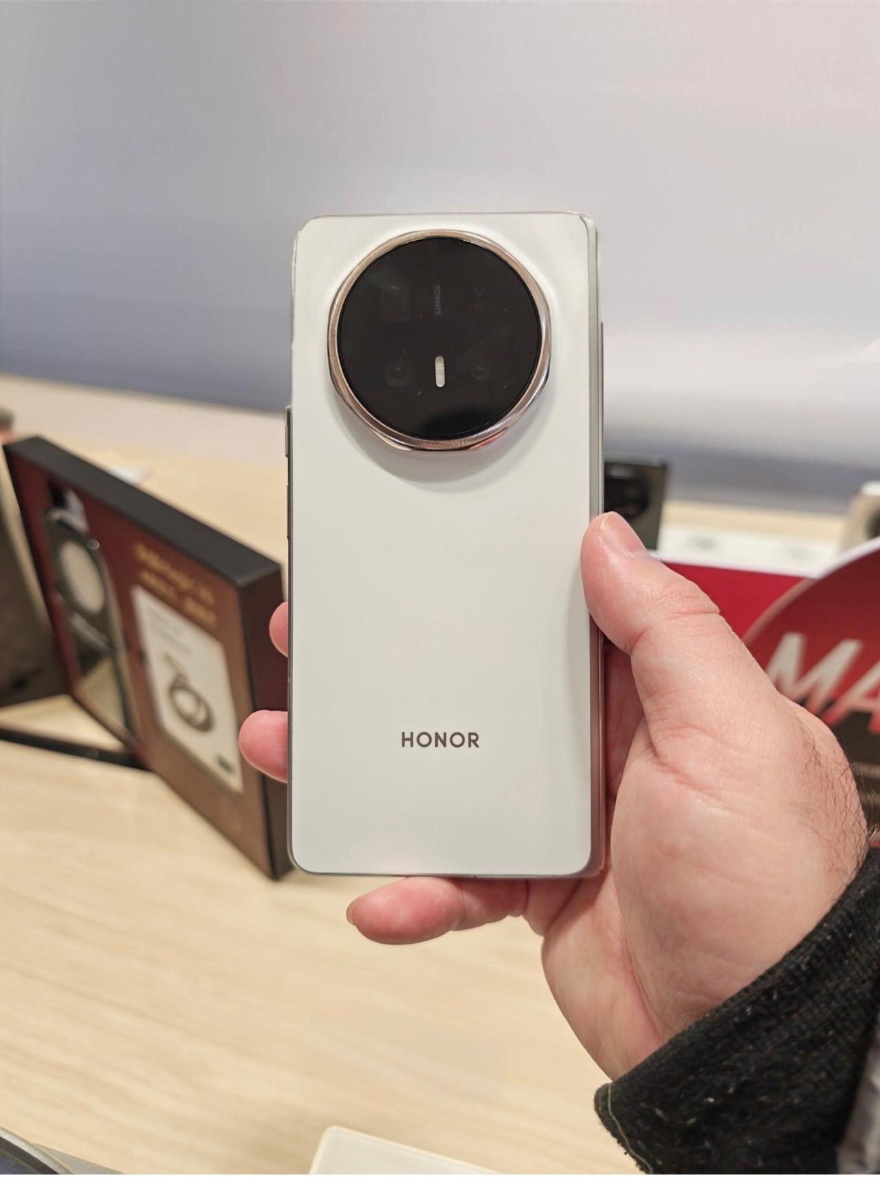 荣耀MagicV6线下上手：比V5更薄，质感更高级。折叠屏的轻薄战争还没结束，荣