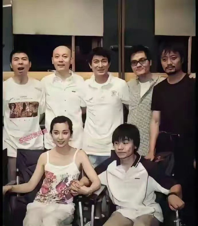 都说王宝强颜值低，可图里他却是最帅的。王宝强是之前连金扫帚奖都去现场的人