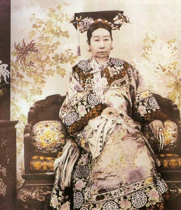 1882年，慈禧守寡多年，突然想听琴，便找来琴师弹奏。一曲过后，慈禧心情大好，看
