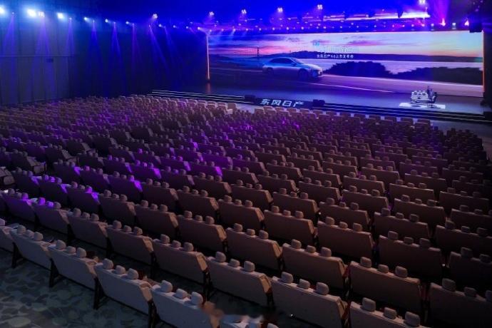 百万级后排大沙发东风日产N6的上市发布会，现场放了几百张双人沙发，真就是要把沙