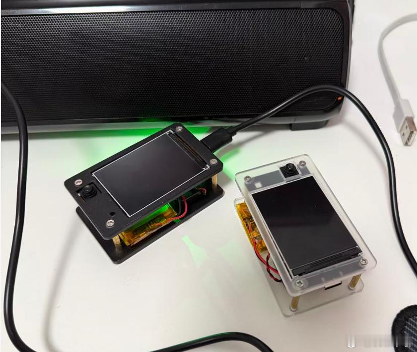 最近两天玩近来很火的小智AI机器人。发现AI是真的未来，现在聊天机器人的逻辑已经