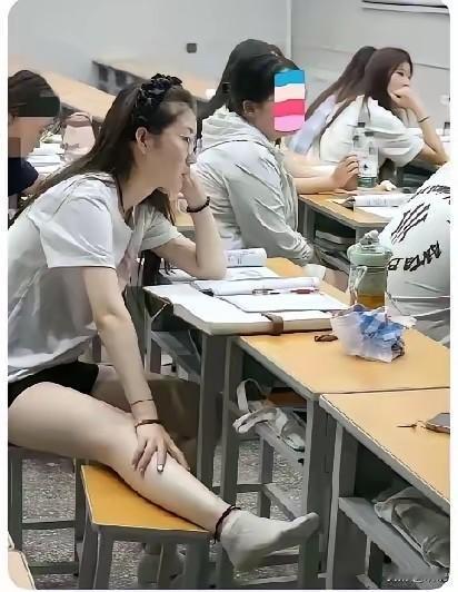 不得不说，大学的课程就是轻松，上课纪律也很随意